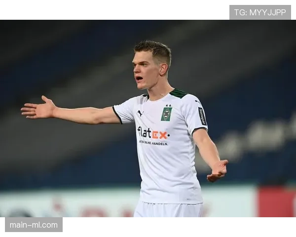 现场:弗赖堡主场球迷用巨型Tifo致敬即将退役的老将金特尔 现场:弗赖堡主场球迷用巨型Tifo致敬即将退役的老将金特尔